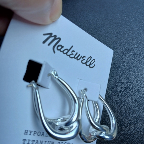 ❤️Madewell❤️ Beautiful ❤️ Intersecting Hoop Earrings💥Light Silver💥 - Picture 5 of 5